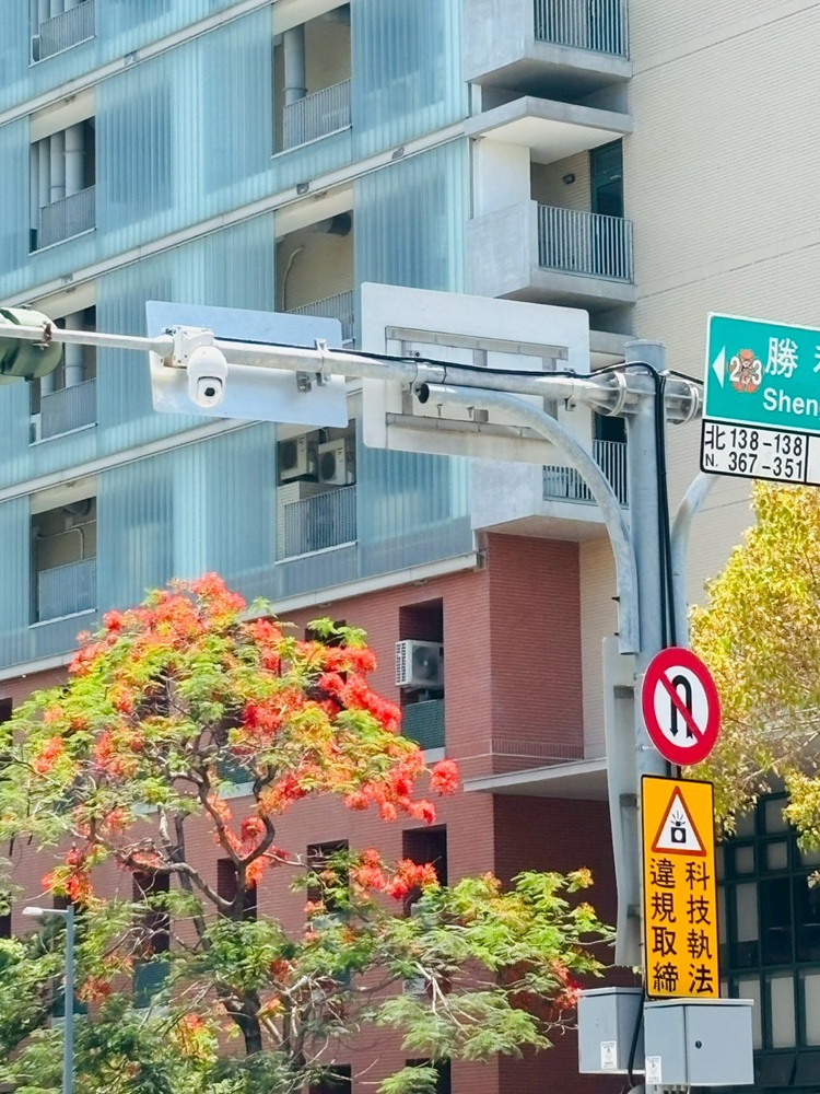 臺南市北區小東、勝利路口東向西，交通違規科技執法