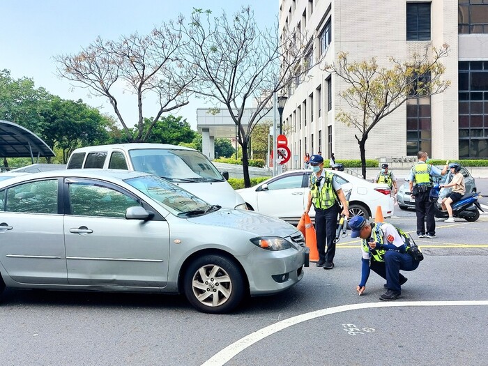 112.10.31 門診2號門出口車禍駐警及保全協處身影